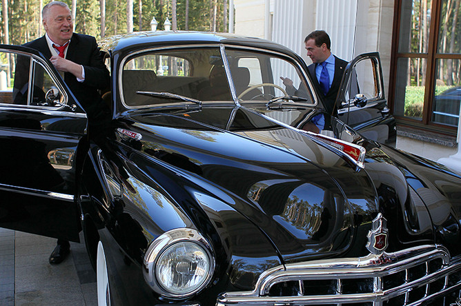Дмитрий Медведев и Владимир Жириновский у автомобиля ЗИМ (ГАЗ-12) на территории резиденции «Горки», 2012 год