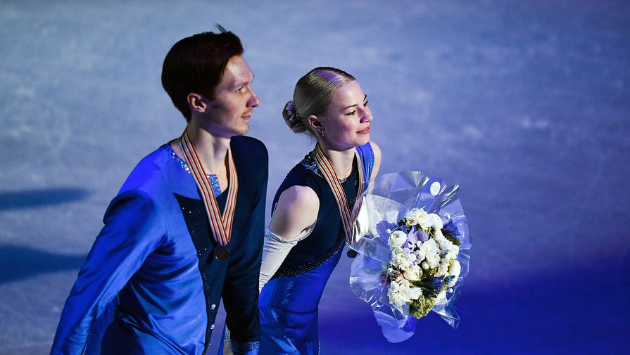 Евгения Тарасова и Владимир Морозов (Россия), завоевавшие бронзовые медали в парном катании на чемпионате мира по фигурному катанию в Хельсинки, во время церемонии награждения