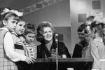Телеведущая Валентина Леонтьева (в центре) с воспитанниками детского сада в передаче «От всей души», 1976 год