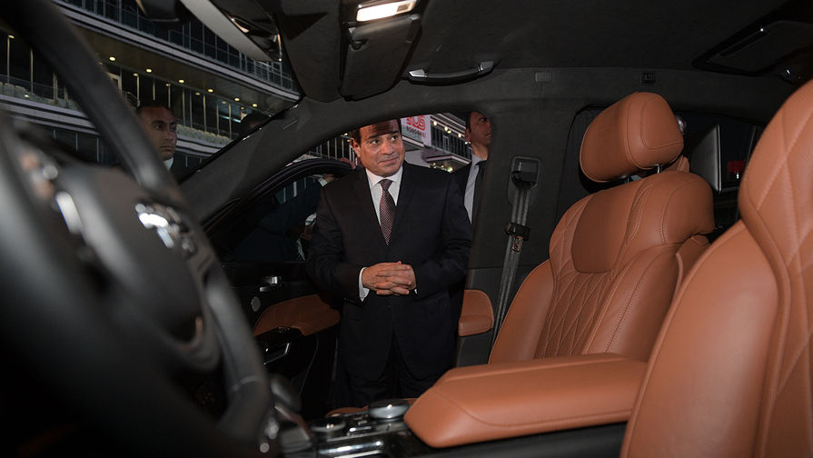 Президент Арабской Республики Египет Абдель Фаттах ас-Сиси осматривает салон автомобиля из&nbsp;кортежа президента России Владимира Путина, 17 октября 2018 года