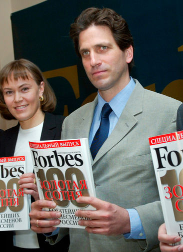 Главный редактор русской редакции журнала Forbes Пол Хлебников с&nbsp;выпуском журнала, май 2004 года