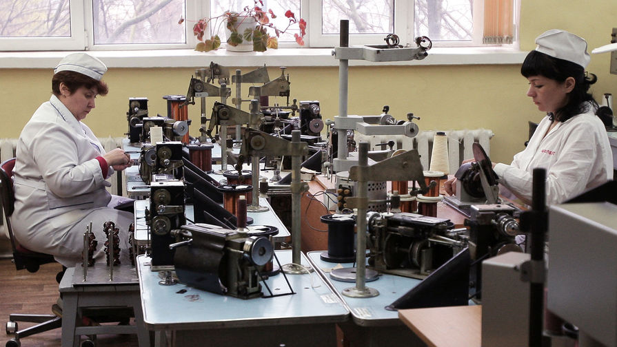 Сотрудницы в цехе намотки секций катушек на приборостроительном предприятии «Фиолент» в Симферополе, 2015 год 