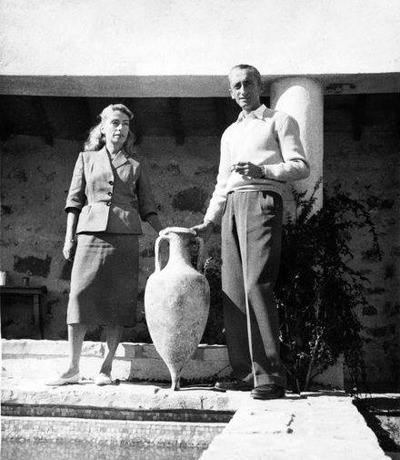 Жак-Ив Кусто с&nbsp;женой Симоной во дворе своего дома в&nbsp;Тулоне, 1952 год