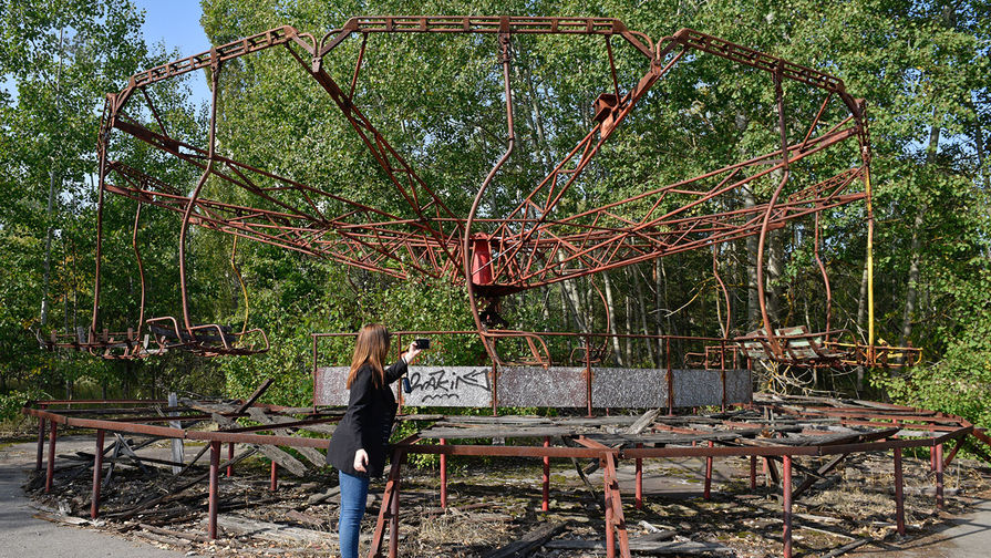 

Туристка у качелей в зоне отчуждения Чернобыльской АЭС, 24 сентября 2020 года

