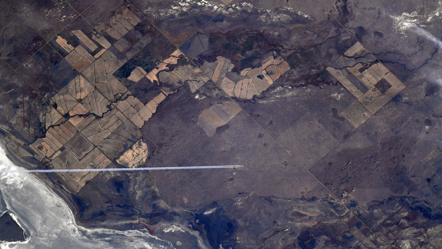 Астронавт на МКС случайно сфотографировала летящий самолет