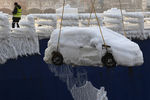 Разгрузка автомобилей с сухогруза Sun Rio в порту Владивостока, 29 декабря 2021 года