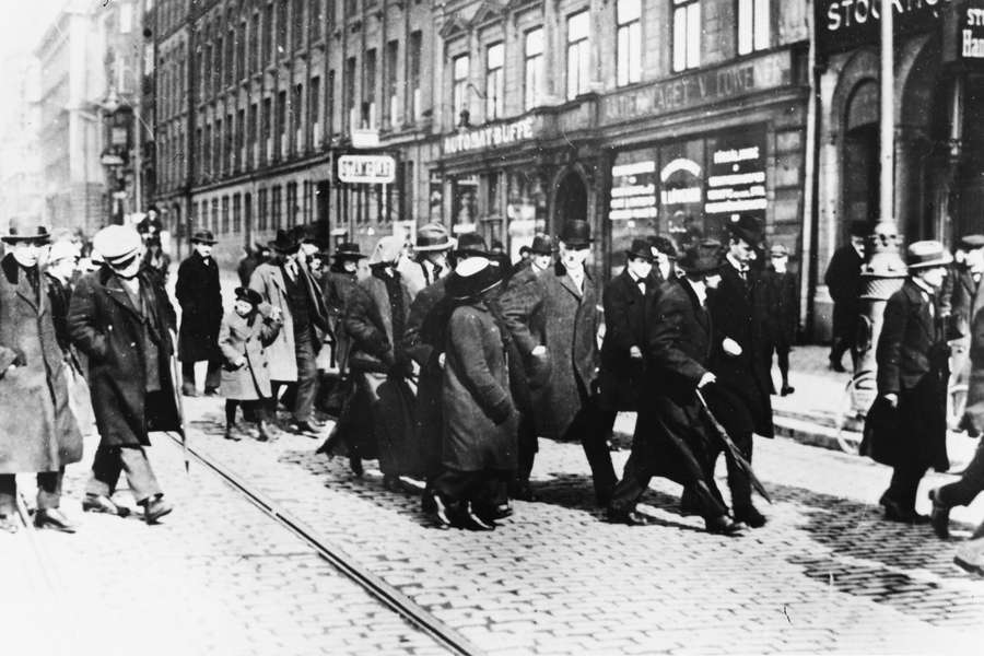 Владимир Ленин с группой русских политических эмигрантов в Стокгольме проездом из Швейцарии в Россию, 1917 год