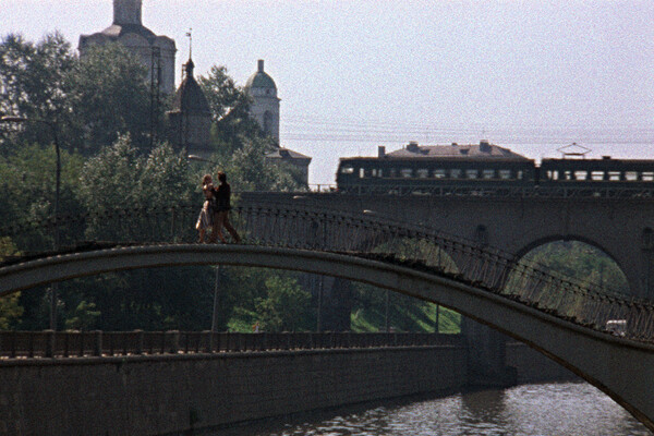 <b>Кадр из&nbsp;кинофильма «Покровские ворота» (1982)</b>
<br><br>
Как и предыдущие фильмы, «Покровские ворота» часто называют гимном Москве. «Я увидел Москву и сразу влюбился в&nbsp;нее. А она яростно обвивалась то Бульварным кольцом, то Садовым. А она тянулась сквозь улицы, заворачивала в&nbsp;переулки, пока окончательно оглушенного не отпускала для&nbsp;передышки в&nbsp;коммунальный очаг у&nbsp;Покровских ворот...» – начинает свое повествование Костик.
В&nbsp;картине много реальных видов столицы, достопримечательностей и довольно укромных уголков. К&nbsp;примеру, дом, в&nbsp;котором находилась знаменитая коммуналка, сохранился до&nbsp;сих пор по&nbsp;адресу Нащокинский переулок, 10. Его не снесли, как показано в&nbsp;финале. Правда, сейчас здание значительно отличается от киношного варианта – к&nbsp;нему пристроили целый этаж. А вот каток на&nbsp;Чистых прудах, показанный в&nbsp;фильме, на&nbsp;самом деле снимали на&nbsp;Патриарших. Знатоки столицы наверняка замечали «подмену». Дело в&nbsp;том, что в&nbsp;1950-е годы каток на&nbsp;Чистых был популярным местом отдыха горожан. Так это и показано в&nbsp;картине. Но в&nbsp;1980-х он был закрыт, поэтому выбрали похожую натуру Патриарших.
