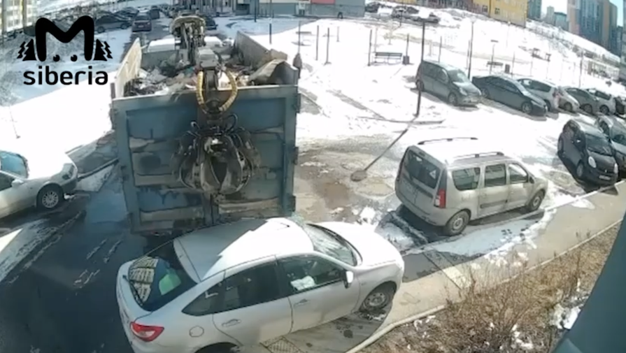 В Томске мусоровоз без водителя протаранил Lada с матерью и ребенком