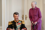 Королева Дании Маргрете передает обязанности монарха своему сыну Фредерику X во время заседания Государственного совета во дворце Кристиансборг в Копенгагене, Дания, 14 января 2024 года