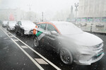 Автомобили во время снегопада на Тверском бульваре, 8 мая 2024 года
