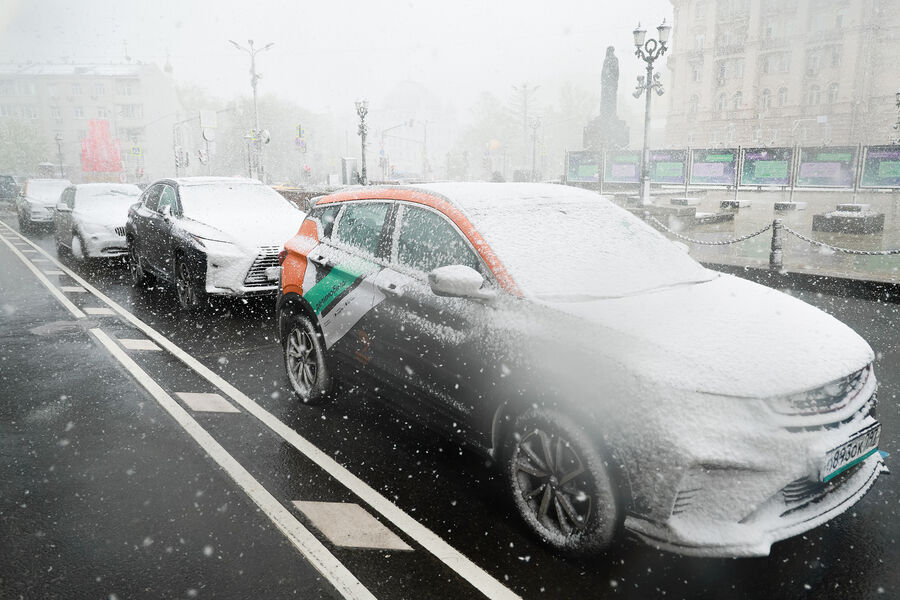 Автомобили во время снегопада на&nbsp;Тверском бульваре, 8&nbsp;мая 2024&nbsp;года