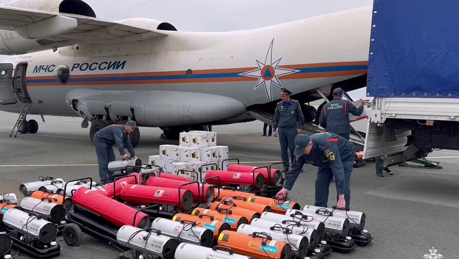 Сотрудники МЧС доставили пострадавшим от паводка в Якутии тепловые пушки