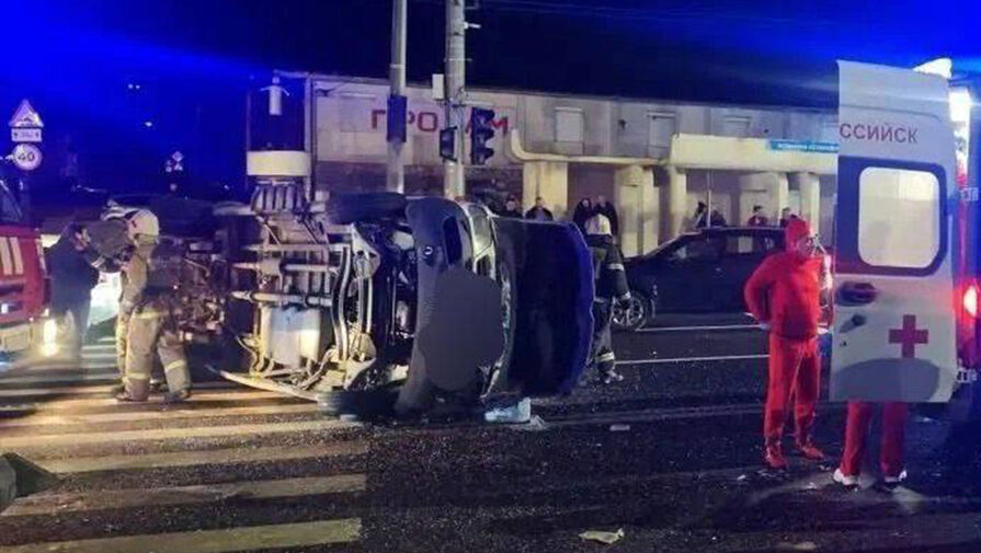 В Новороссийске микроавтобус с людьми опрокинулся в жестком ДТП, есть пострадавшие