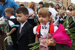 Первоклассники в День знаний во дворе в гимназии №2 Владивостока