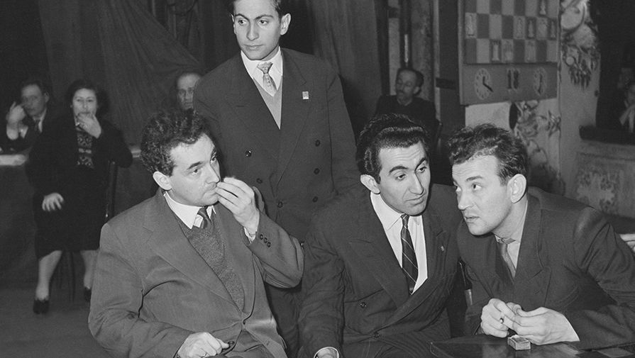 Советские шахматисты (слева направо) Марк Тайманов, Михаил Таль, Тигран Петросян и Виктор Корчной, 1959 год