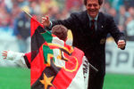 Фабио Капелло и юный болельщик «Милана» после матча чемпионата Италии по футболу, 1996 год