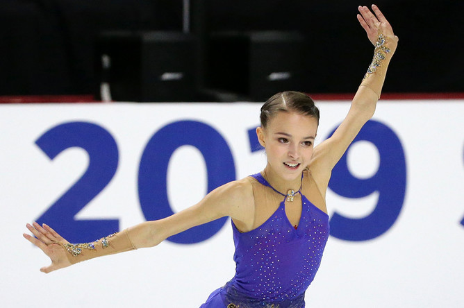 Россиянка Анна Щербакова во время исполнения произвольной программы на Skate America