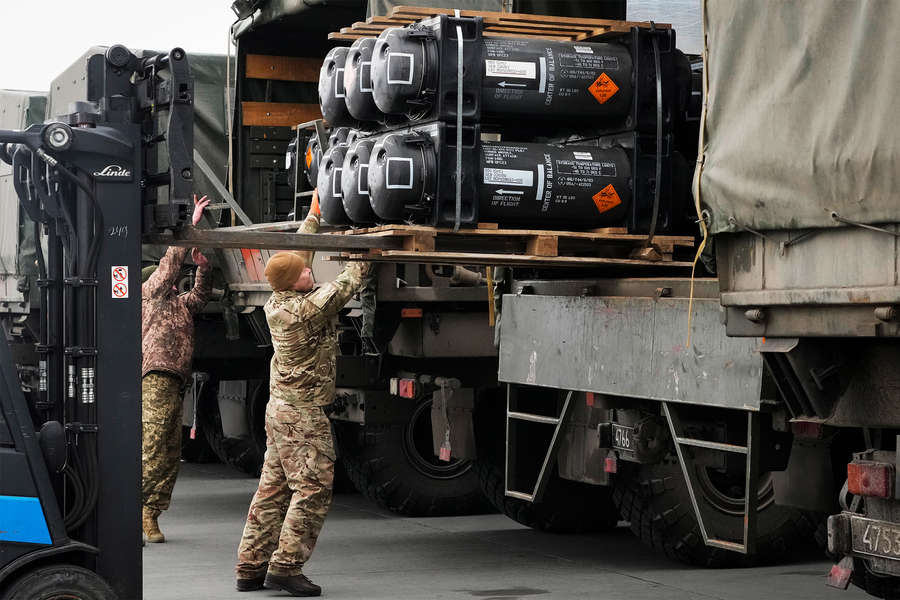 Украинские военнослужащие разгружают ракетные комплексы Javelin в аэропорту Борисполь, доставленные на Украину в рамках пакета помощи США, 2022 год