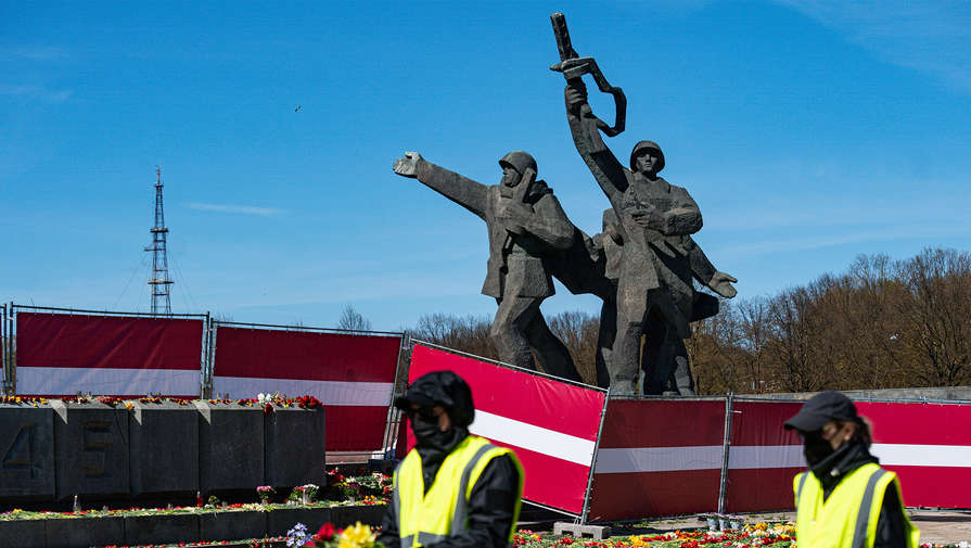Доступ к памятнику советским воинам в парке Победы в Риге закроют до 31 августа