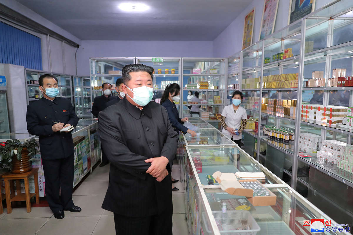 Ким Чен Ын во время визита в одну из аптек Пхеньяна, 16 мая 2022 года