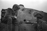 Курская дуга. Командир танка, лейтенант Б.В. Смелов показывает лейтенанту Лихнякевичу пробоину в башне немецкого танка «Тигр», подбитого экипажем Смелова, 1943 год 