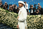 Сопредседатель Met Gala автогонщик Формулы-1 Льюис Хэмилтон в белом образе от Louis Vuitton во время благотворительного бала Met Gala в Метрополитен-музее, Нью Йорк, США, 5 мая 2025 года