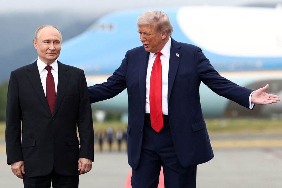 Президент РФ Владимир Путин и президент США Дональд Трамп во время встречи на&nbsp;военной базе Эльмендорф&nbsp;- Ричардсон на&nbsp;Аляске, 15&nbsp;августа 2025&nbsp;года