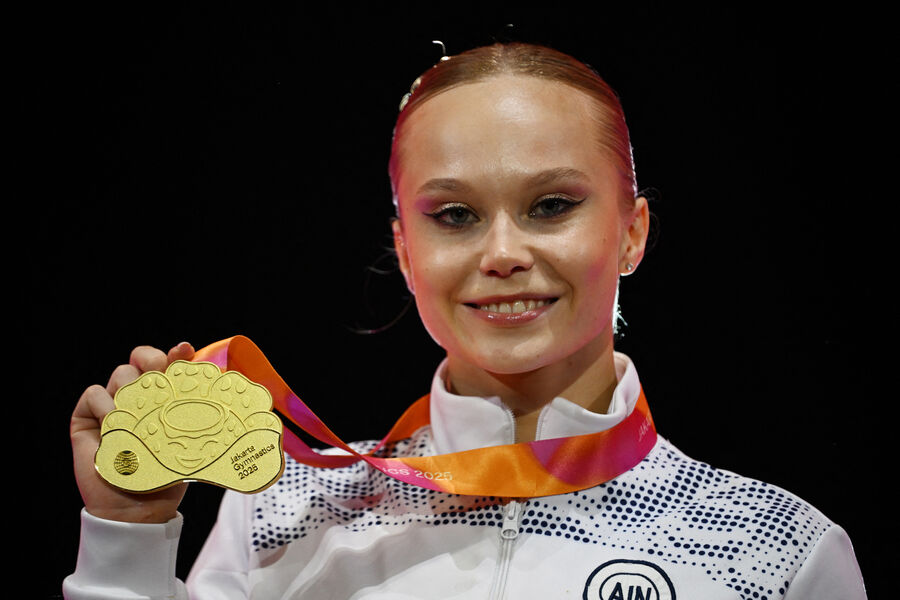 Российская гимнастка Ангелина Мельникова во время церемонии награждения победителей в индивидуальном многоборье среди женщин на чемпионате мира по спортивной гимнастике в Джакарте, Индонезия, 23 октября 2025 года