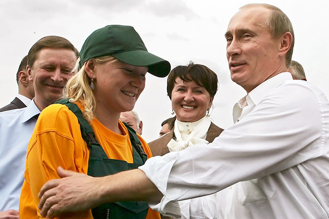 Первый вице-премьер РФ Сергей Иванов и президент РФ Владимир Путин с участниками выставки «День российского поля — 2007» в Ростове-на-Дону