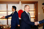 Президент России Владимир Путин и премьер-министр Японии Синдзо Абэ на встрече в городе Нагато, 15 декабря 2016 года