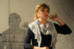 Светлана Сорокина (мать) в сцене из оперной постановки «Autland» режиссера Е. Беркович на театральной площадке «Платформа», 2012 год