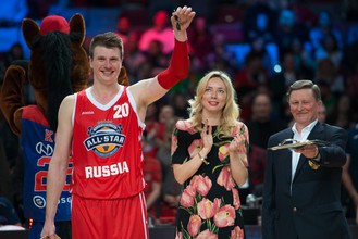 MVP Матча всех звезд Андрей Воронцевич (слева) с Илоной Корстин и Сергеем Ивановым