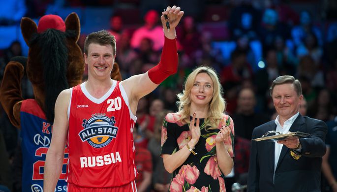 MVP Матча всех звезд Андрей Воронцевич (слева) с Илоной Корстин и Сергеем Ивановым