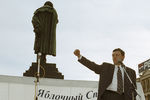 Григорий Явлинский во время выступления на Пушкинской площади, 1999 год