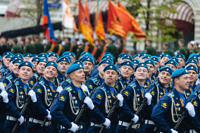 Военнослужащие на военном параде, посвященном 72-й годовщине победы в Великой Отечественной войне