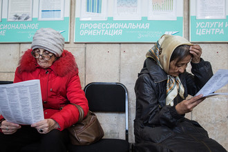 Посетители на ярмарке вакансий в государственной службе занятости населения в Омске, 2016 год