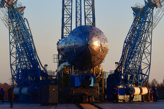 Ракета-носитель «Союз-2.1б» с разгонным блоком «Фрегат» во время установки на стартовый комплекс космодрома Восточный, ноябрь 2017 года