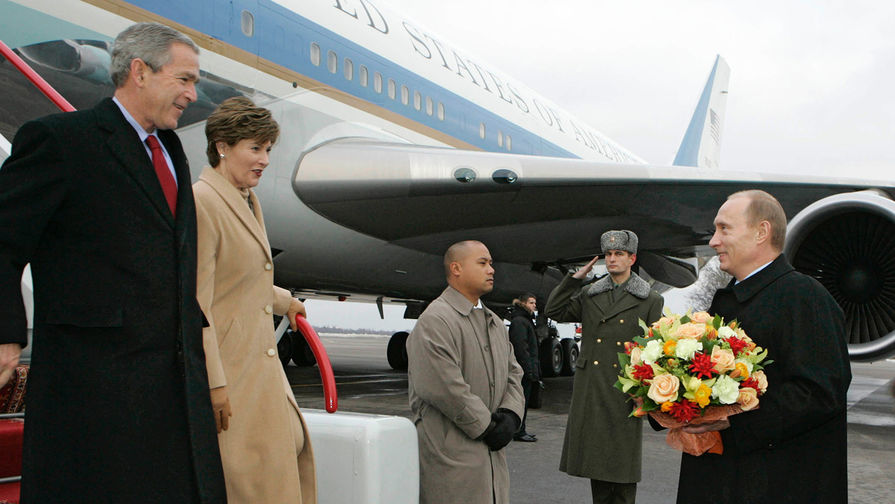 15 ноября 2006 года. Президент России Владимир Путин во время встречи президента США Джорджа Буша с&nbsp;супругой Лорой Буш в&nbsp;столичном аэропорту Внуково-2