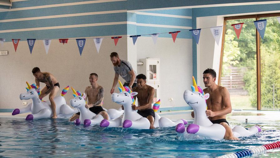 Футболисты сборной Англии отдохнули на надувных единорогах