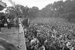 Мик Джаггер и члены The Rolling Stones во время концерта перед аудиторией в 250 тысяч человек в лондонском Гайд-парке, 1969 год