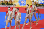 Спортсменки сборной России выполняют упражнения с 5 обручами в групповых соревнованиях чемпионата мира по художественной гимнастике 2018 в Софии. 