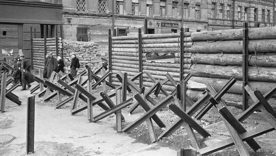 Во время блокады противотанковые ежи, надолбы и баррикады перекрывали все въезды в город.