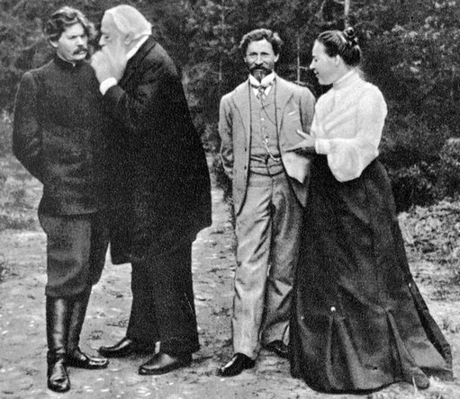 Максим Горький, Владимир Стасов, Илья Репин и Наталья Нордман-Северова (слева направо) на «Аллее Пушкина», 1904 год