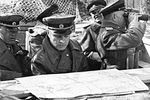 Начальник артиллерии 1-го Белорусского фронта генерал-полковник артиллерии В.И. Казаков (в центре) на наблюдательном пункте. Берлинская операция. Германия, май 1945 г.