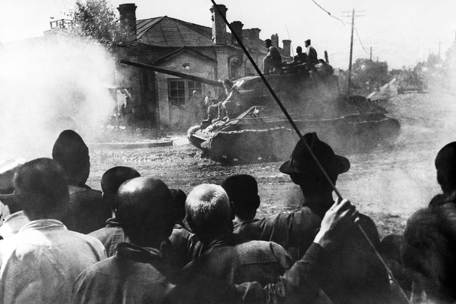 Советские войска на улицах Харбина во время Советско-японской войны, 1945 год