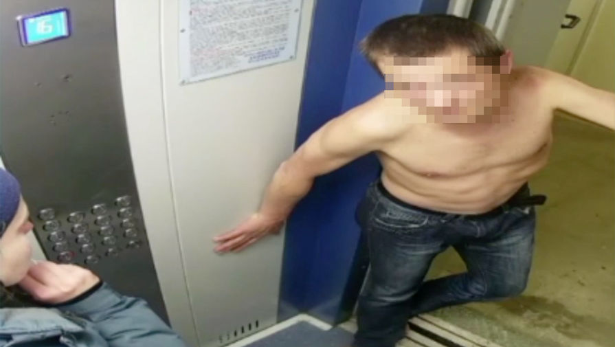 Полуголый житель Томска избил женщину в лифте