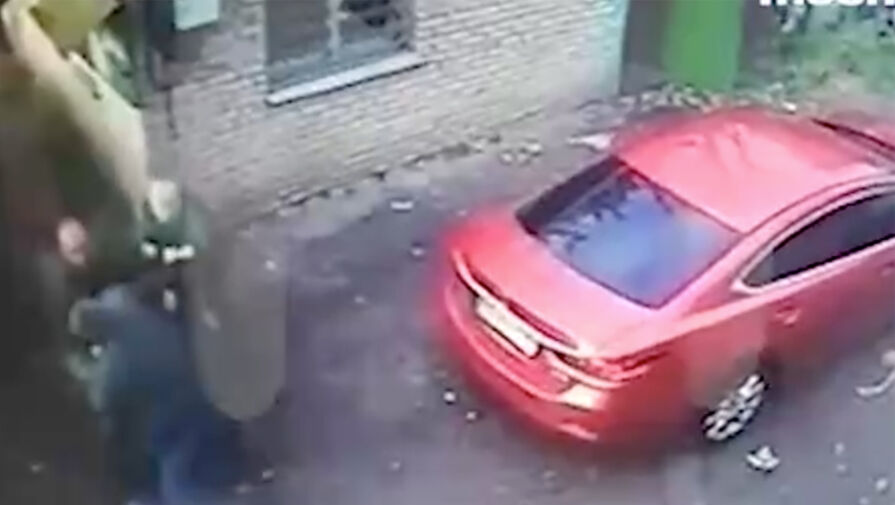 Мужчина избил пенсионерку за просьбу вернуть долг в 2000 рублей за аренду гаража