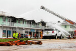 Пожарная служба Ки-Уэста тушит пожар, вызванный ураганом «Иен», в торговом центре на Флаглер-авеню в центре города Ки-Уэст, штат Флорида, 28 сентября 2022 года