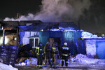 Сотрудники МЧС во время тушения пожара в частном доме престарелых на Таврической улице. Кемерово, 24 декабря 2022 года